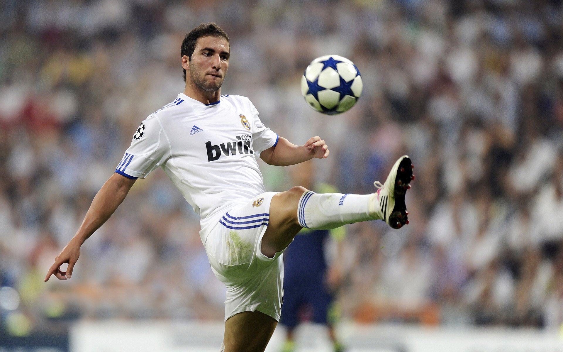 开云体育直播-福克斯贡献制胜表现，新疆队火力压制独行侠